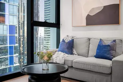 Image de Stunning 2br Apartment in Melb Cbd w/ Pool and Gym