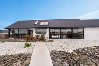 Image de Expansive River-View Oasis