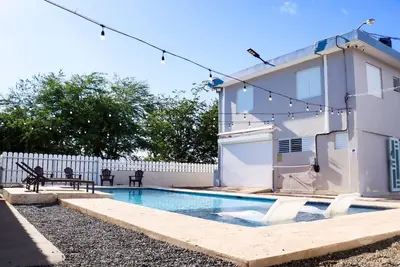 Image de Walk to Beach, Pool & Eats - Perfect for Groups