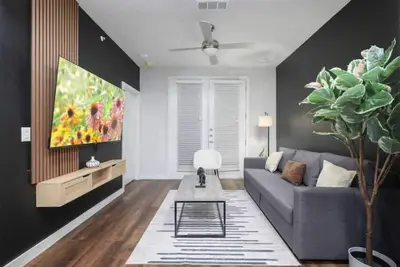 Image de 1br Escape w/ Gym, Parking Near Rvrwalk & Dome