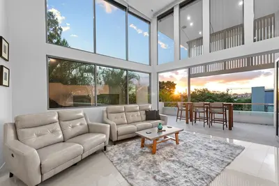 Image de Luxurious Living! 3Bed/3Bath/1Car/Pool ~ Balmoral