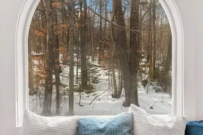 Newly renovated condo- Summertime Pool  - less than a mile to Mt Snow