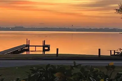 Image de Lake Jackson beachfront home w/dock, pool table, close to restaurants/shops