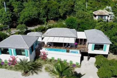 Image de Monarch Cottage Waterfront Fish Bay, Pebble shoreline, A/C, Generator