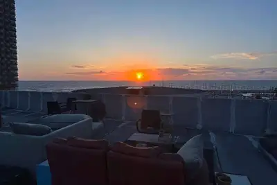 Image de Spacious 2-Bedroom Condo with Rooftop, Steps from Gordon Beach in Tel Aviv