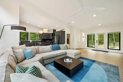 Image de Luxury Home: Hot tub, Ev charger, Firepit, 5 min to Morris Estate or Downtown!