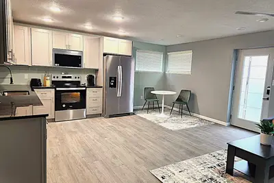 Image de Spacious & Cozy 2-bedroom Apartment, Hot Tub, Ac, and free Wi-fi