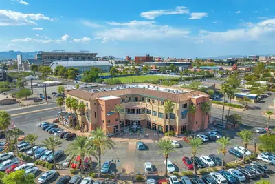 Image de Walk to U of A, Local Eats, Free Parking