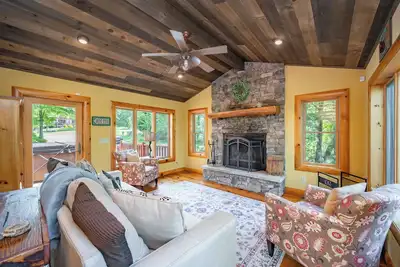 Image de Stylish Mountain Escape w/ Hot Tub & Fire Pit