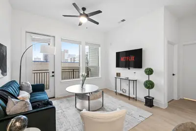 Image de Luxury 2-Bedroom Condo with Private Parking