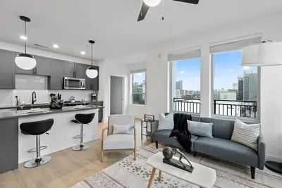 Image de Sleek 2-Bedroom Retreat w/ Exclusive Parking