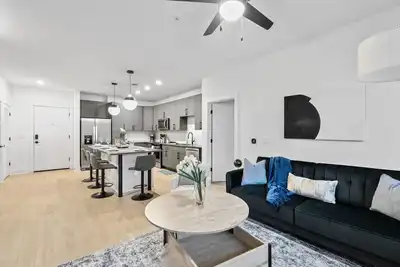 Image de Modern Vibes: 2-Bedroom Condo & Secure Parking