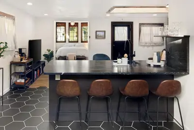 Image de Charming 1br carriage house walking to S Pearl St, Denver - WiFi, Ac, Kitchen