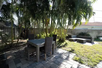 Image de Island Oasis - 2 Blocks From Beach - Newly Renovated