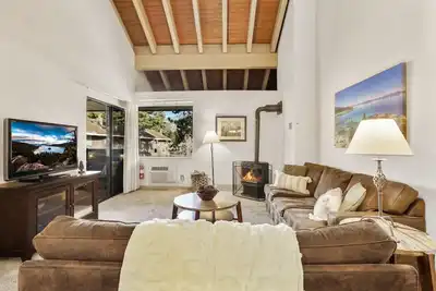 Image de Lakeland Village 2 Bed Condo w/ Pool View