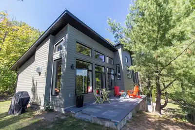 Image de Luxury Lakefront Retreat | 3 bed, 3 bath, near Parry Sound | Save on Weekly Stays