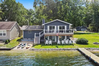 Image de Lakefront Blue Cottage Canadian Lakes