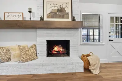 Image de Charming & Renovated in S Tulsa Staycation or Long-Term Stays-Backs to Trails