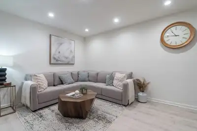 Image de Modern 2-Bedroom Oasis with Private Entrance!