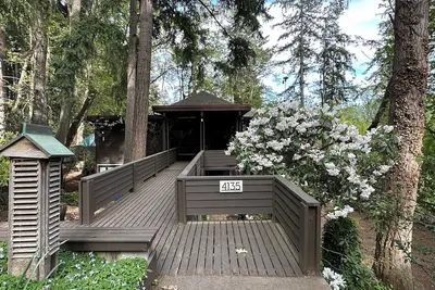 Image de One of a kind home in the trees! 3-bedroom home in Eugene with WiFi, Ac