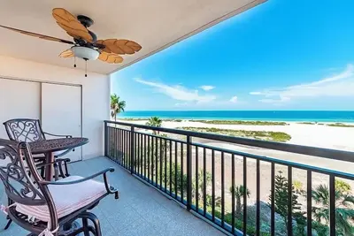 Image de Beachfront living experience! Enjoy amazing sunsets and views.