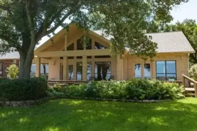 Image de Your Lake House Awaits!