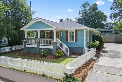 Image de Walk to the Square - Marietta’s Bluebird Bungalow