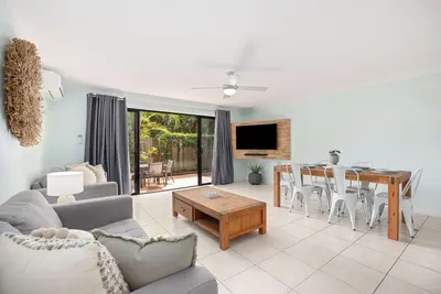 Spacious apartment only 3 minutes walk to the beach - Free Foxtel & Netflix! !