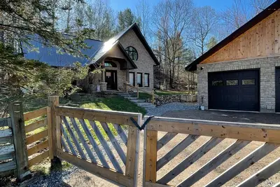 Image de Tranquil Home w\/27 Acres of Private Forest Trails. Dog Heaven!