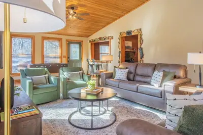 Image de Cozy 4-bedroom cabin with Game Room, HotTub, and FirePit in charming Sevierville