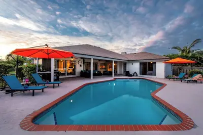 Image de Private Pool | Game Room | 7 miles to Ami