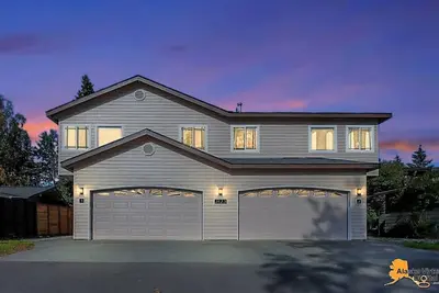 Image de 2 Spacious 4-bedroom condo in charming Anchorage with WiFi in Umed district