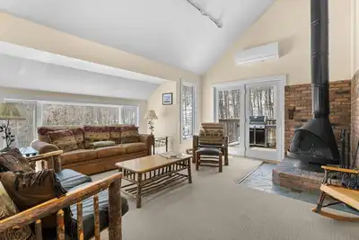 Image de Trailside Six: Ski-On/Off Condo for 8 with Private Hot Tub & Sauna. Ski Deals Too.