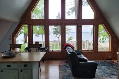 Image de Spacious 7-bedroom Lake-front house in charming Sand Point, Mi with WiFi, Ac