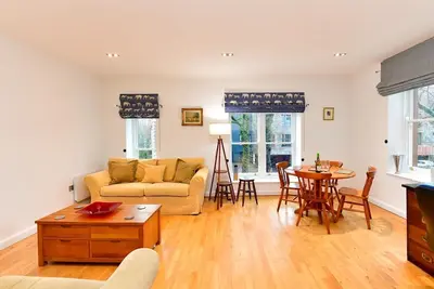 Image de Pass the Keys | Bright & Perfectly Located!