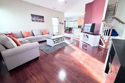 Image de Value Packed! 6 bed home with garage in Charlotte