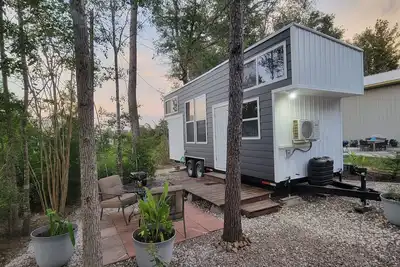 Image de Tiny Home with outside lounging area, sleeps 4! Short drive to The Woodlands
