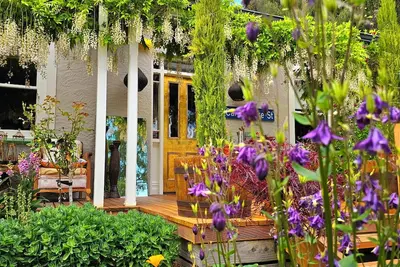 Image de Cozy, beautifully decorated cottage sitting in a stunning seasonal garden