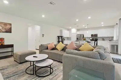 Image de Modern & Furnished 4br｜Pet Approved｜Big Backyard｜Garage Access #41559