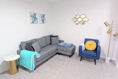 Image de Cozy 2br Suite | Near CTrain, Spruce Meadows & Parks | Modern Comforts Await!