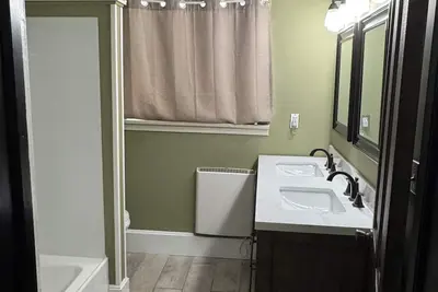 Image de All one floor Charming large 2 bedroom, Lr, sunroom, kitchen 2 baths wt laundry.