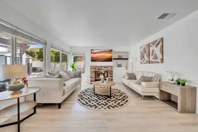 Image de Single Fam Home｜Mainfloor Bedroom｜Garage Access｜Spacious Living Room #42192