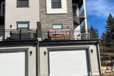 Image de Luxurious 4-bedroom townhome with Ac, hot tub, WiFi in picturesque Eden, Utah.