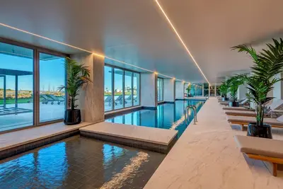 Image de beachfront bliss & spa - luxury 2br, sleeps 5, ocean view, 2 pools, gym, spa