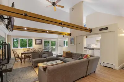 Image de The 76 House: Hot Tub, Sauna, Slopeside, Central Ac. Discounted Ski Rentals.