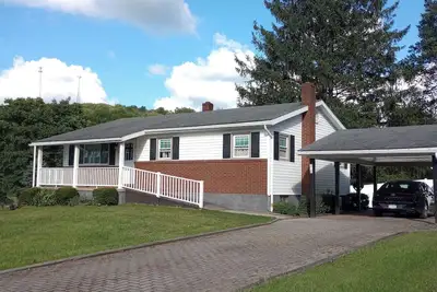 Image de Romantic/family-friendly 3-bedroom home with fireplaces, central Ac, and WiFi