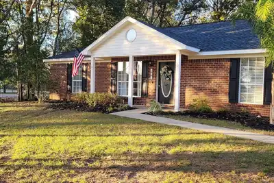 Image de Charming 3-bedroom house in lovely Foley just 7 miles to the beach.