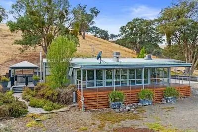 Image de Golden Ash Grove Eco Farm - Yea area