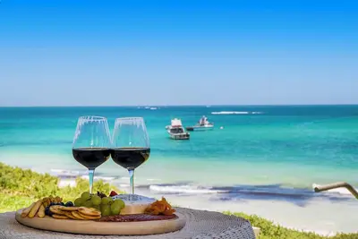 Image de Ledge on the Beach - Nestled right by the water.