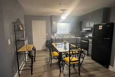 Image de Spacious 4-bedroom house in Columbus with privacy fence situated in the county!